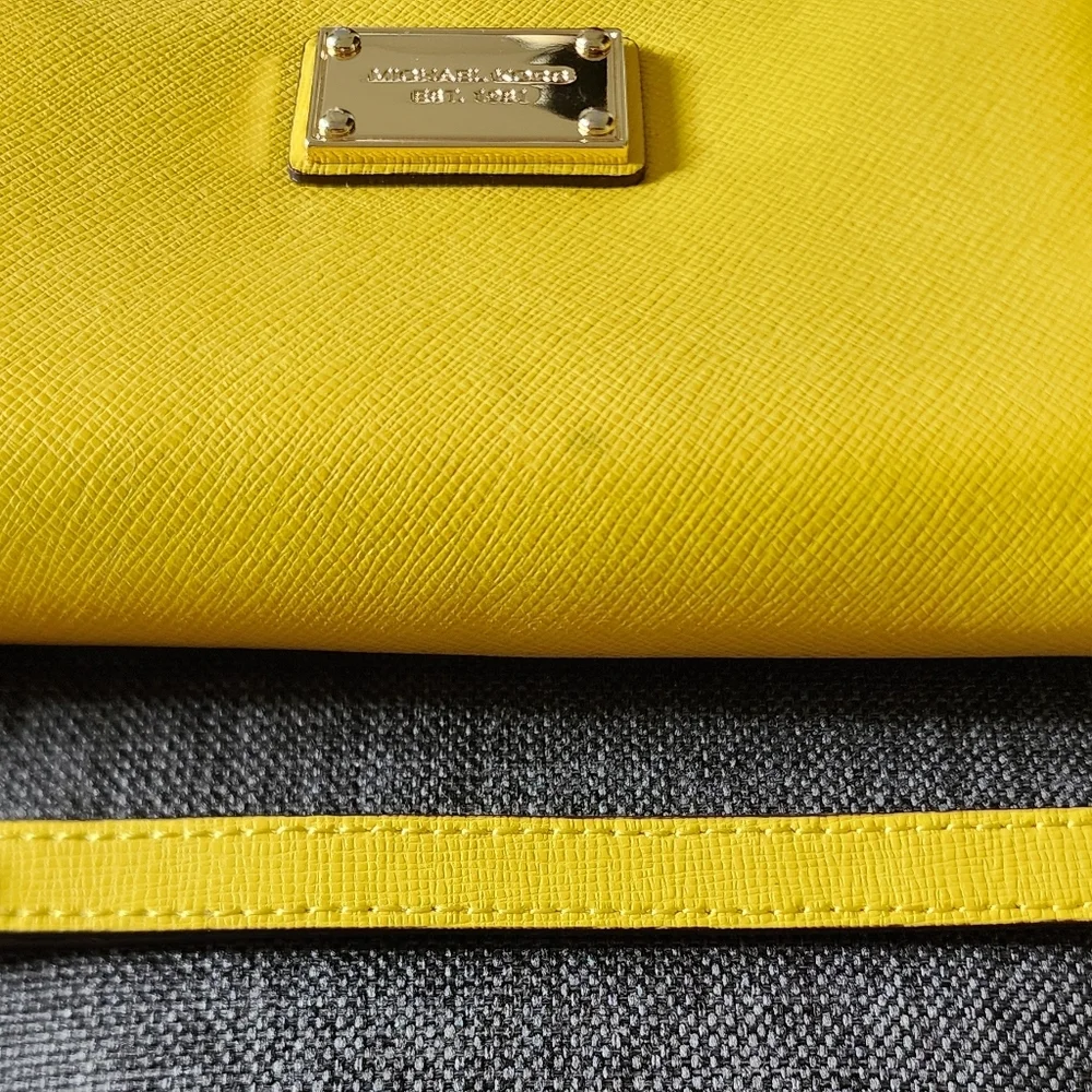 Preowned‎ Michael Kors yellow wristlet womens wallet